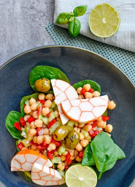 Salade de pois chiches et roulé de surimi